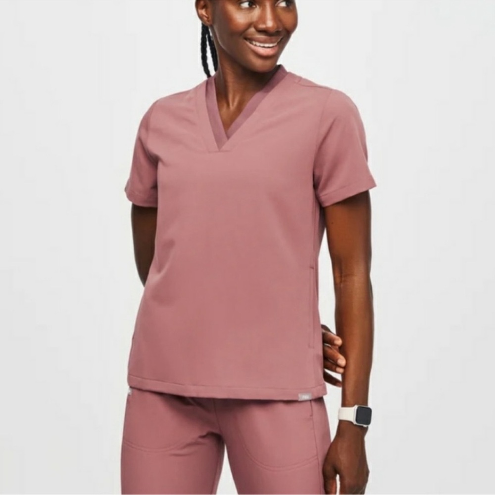FIGS Women's Mauve V-Neck 2 Pocket Scrub Top Large